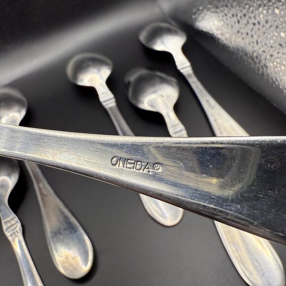 Oneida Avondale II Set Of 8 Vintage Soup Spoons Stainless Steel Flatware - Picture 3 of 4